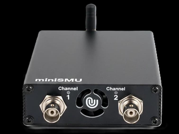 Uned ffynhonnell a mesur miniSMU MS01 â dwy sianel, y panel blaen